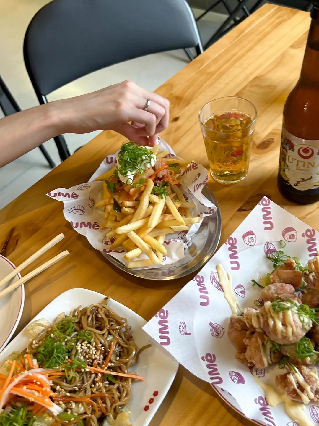 Mesa do Umê com karaage, yaki men, batata e cerveja